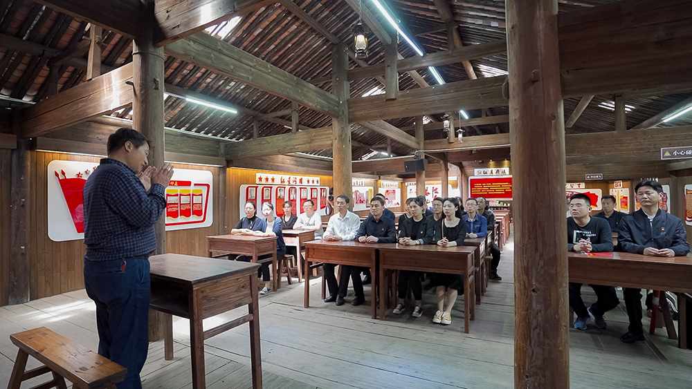 屯溪區(qū)國(guó)投集團(tuán)開展學(xué)黨史、祭英烈主題黨日活動(dòng)