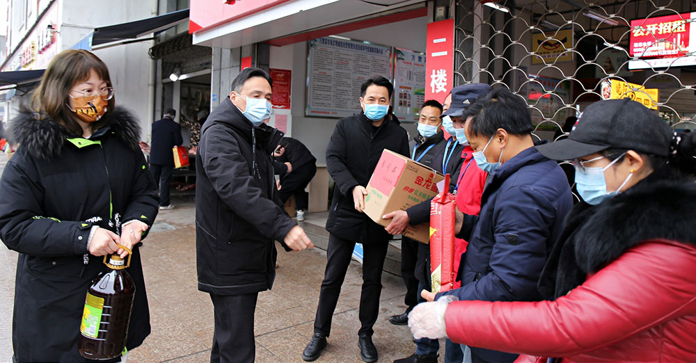 屯溪區(qū)國(guó)投集團(tuán)黨委開展節(jié)前走訪慰問菜市場(chǎng)一線工作人員活動(dòng)